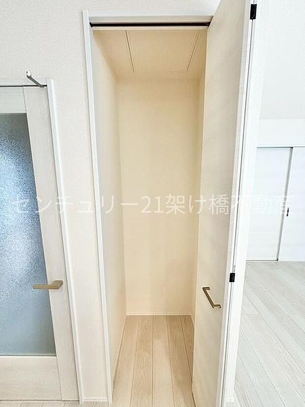 リビング収納キッチン横にあるのでパントリーとしてもお使いいただけます
