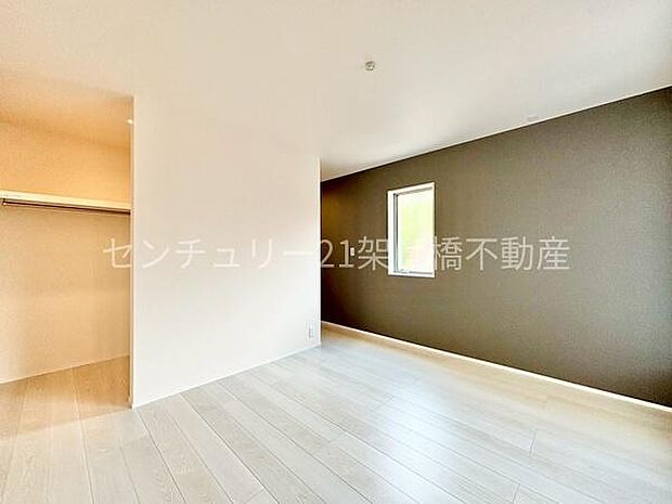 洋室 7帖アクセントクロスがおしゃれなこちらの洋室は、主寝室におすすめウォークインクローゼット&フリースペース付き