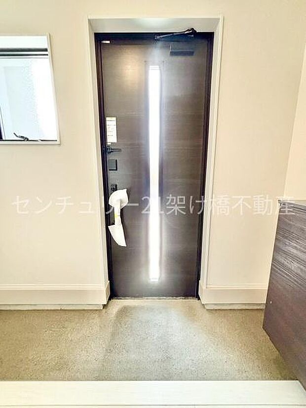 【玄関】採光面があり、明るい玄関です。