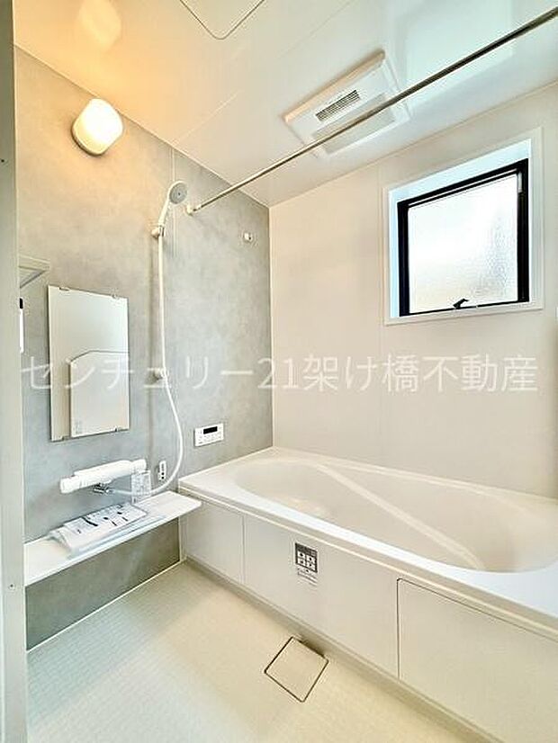 【浴室】窓があるので明るさや換気もバッチリです。