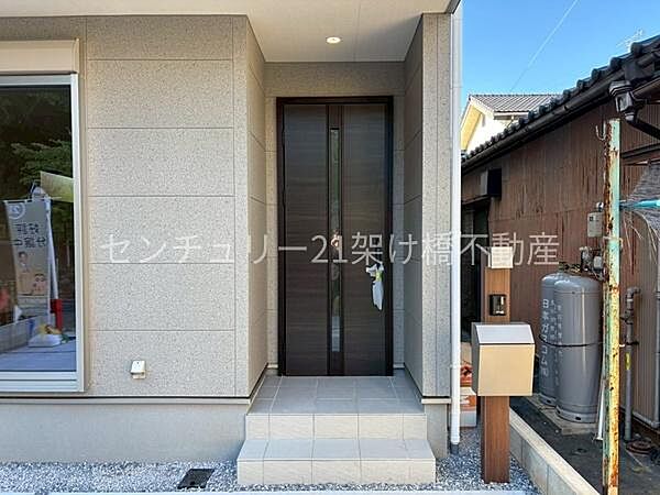 玄関屋根付きで雨の日にも安心です