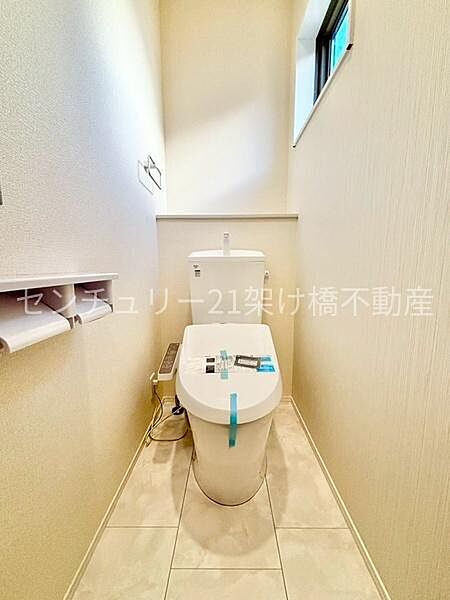 1階 トイレ温水洗浄便座で快適にお使いいただけます。