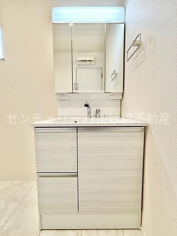 洗面所三面鏡の独立洗面台となっております。オシャレな洗面台で使い勝手もバッチリ