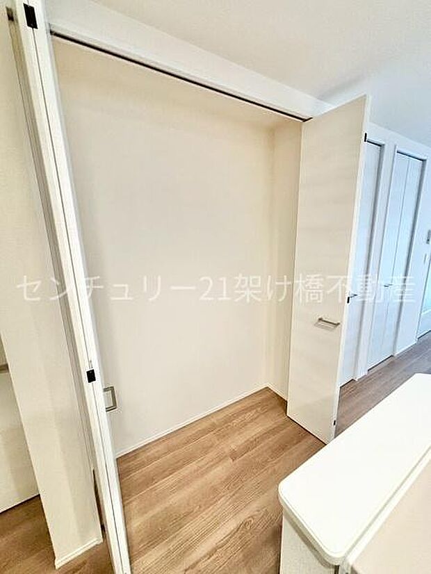 キッチン収納パントリーとしてもお使いいただけます。食料品のストックは勿論、普段使わない調理家電なども収納可能です!