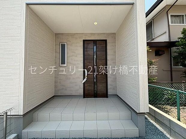玄関屋根付きで雨の日にも安心です