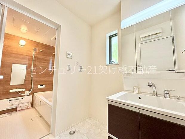洗面所三面鏡の独立洗面台となっております。オシャレな洗面台で収納もバッチリ♪