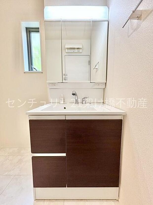 三面鏡の独立洗面台となっております