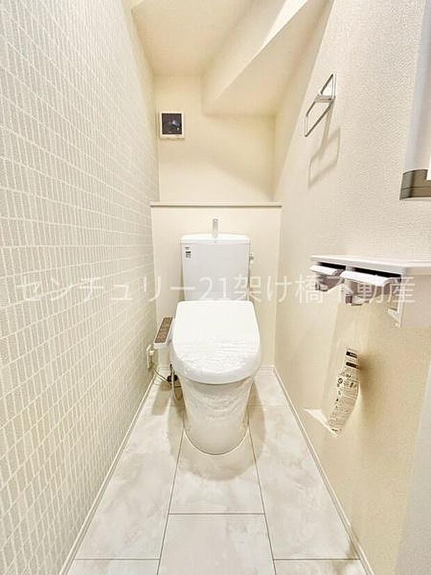 1階　トイレ温水洗浄便座で快適にお使いいただけます。