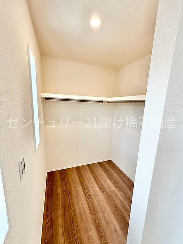 2階　洋室　9.2帖　ウォークインクローゼット季節ものの収納も安心です。