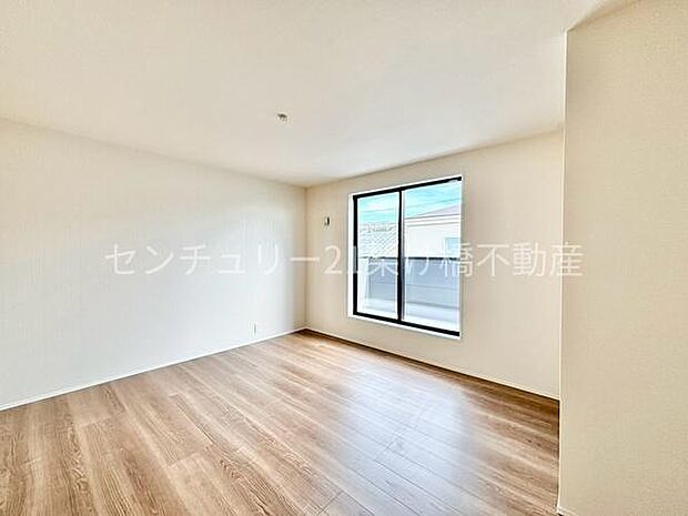 2階　洋室　9.2帖こちらの広々洋室は主寝室におすすめ！大容量ウォークインクローゼットつきです。