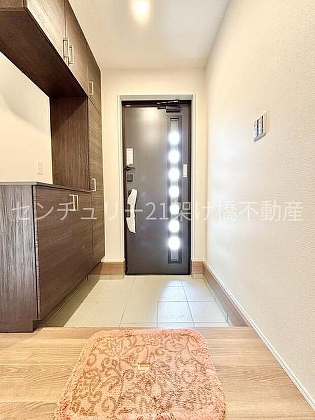 【玄関】採光面があり、明るい玄関です飾り棚付きシューズボックス!
