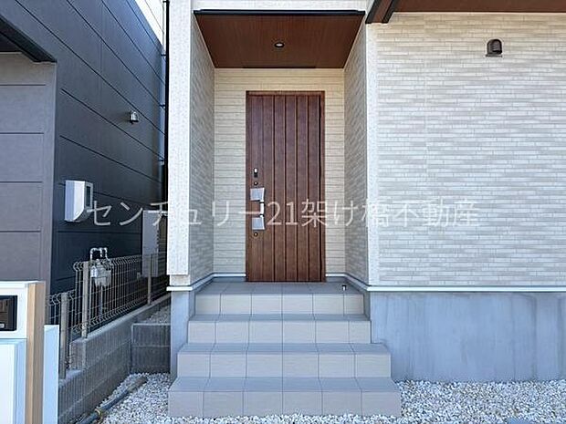 【玄関】屋根付きで雨の日にも安心です◎