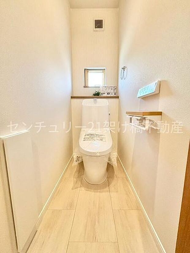 1階 トイレ温水洗浄便座で快適にお使いいただけます。