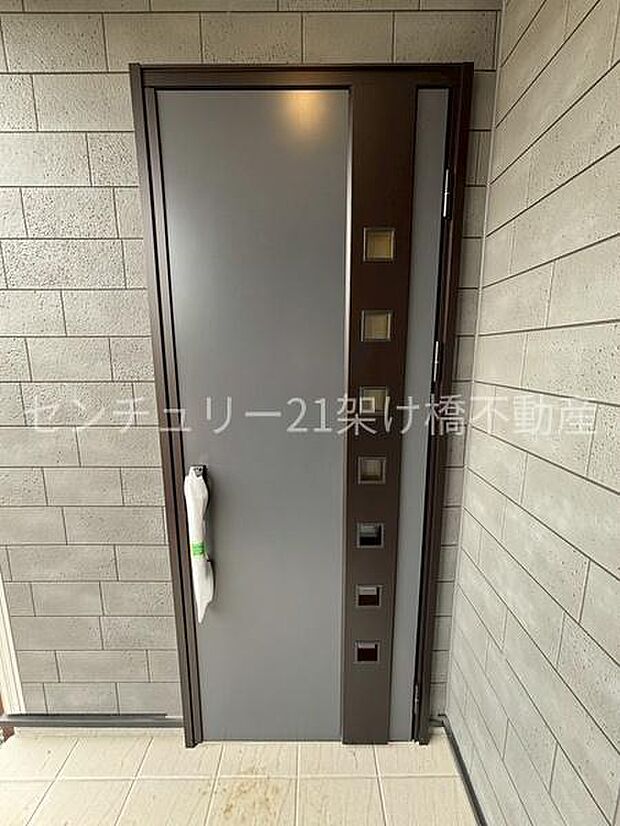 【玄関】屋根付きで雨の日にも安心です