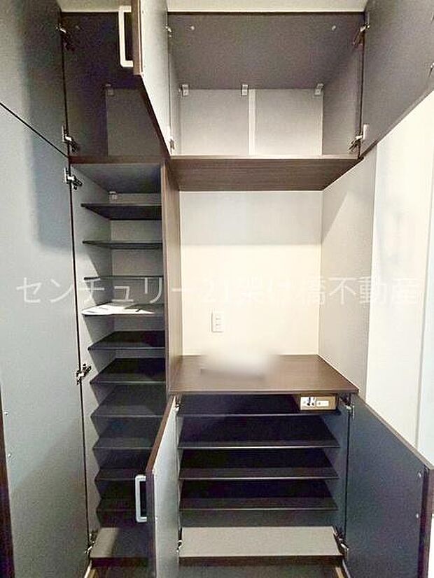 【玄関】採光面があり、明るい玄関です飾り棚付きシューズボックス