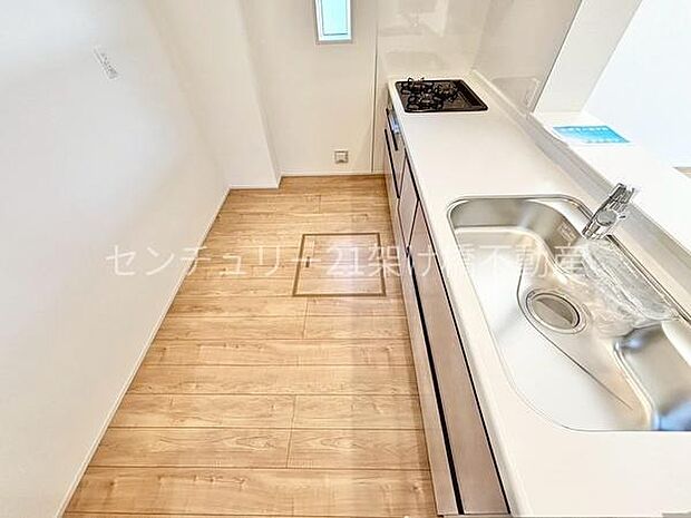 システムキッチン三口コンロ、グリル、浄水器付きシンクでお料理が捗ります
