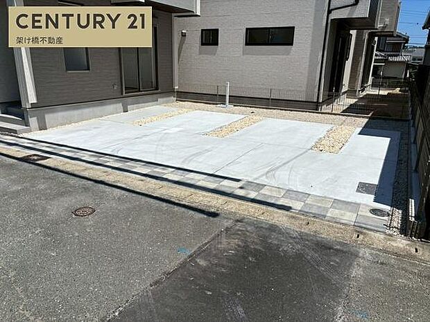 駐車たっぷり3台可能!(ただし車種による)