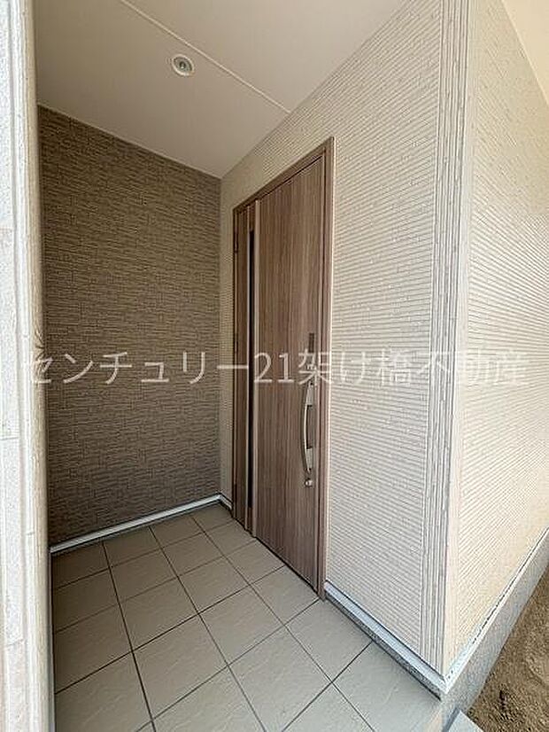 【玄関】屋根付きで雨の日にも安心です。
