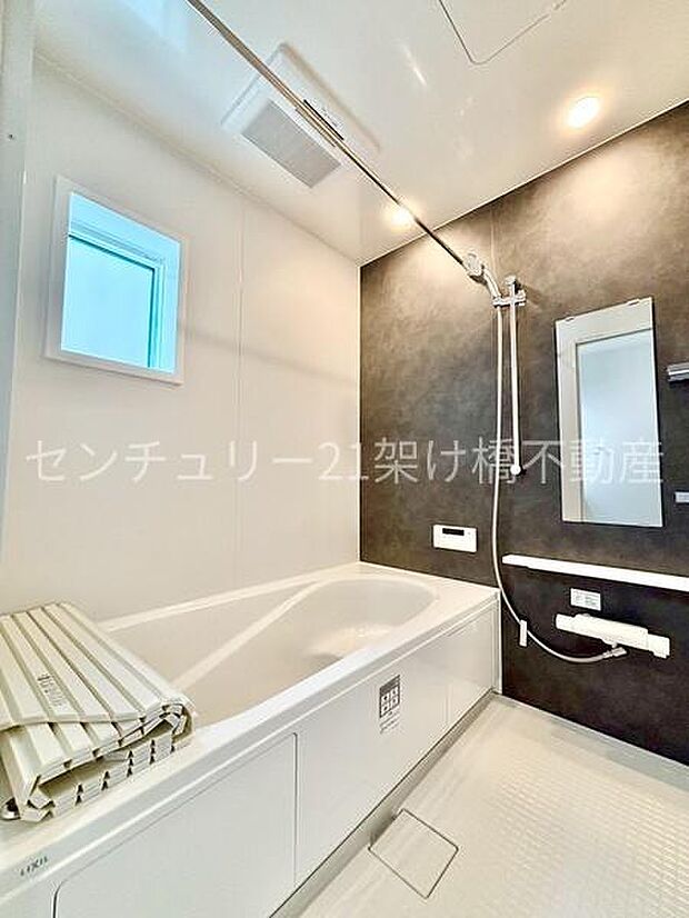 【浴室】窓があるので明るさや換気もバッチリです。