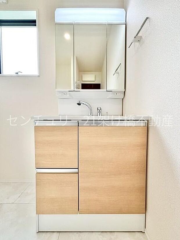 【洗面室】三面鏡の洗面台付きです。