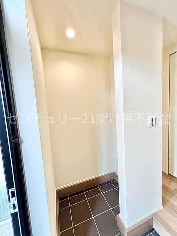 【土間収納】土汚れの気になるアウトドア用品なども収納可能です。