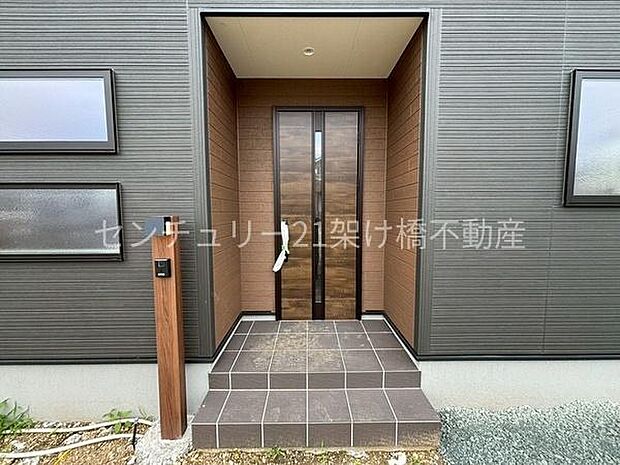 【玄関】屋根付きで雨の日にも安心です