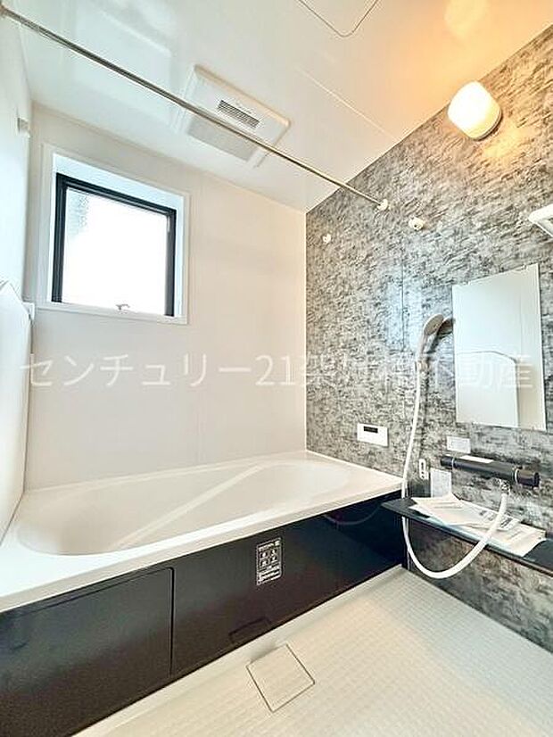 【浴室】窓があるので明るさや換気もバッチリです。