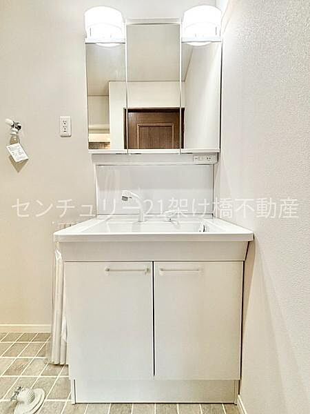 洗面室三面鏡の独立洗面台となっております
