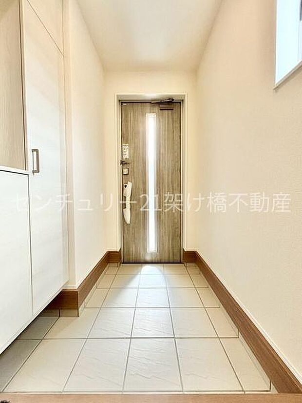 【玄関】採光面があり、明るい玄関です。ご家族のお履き物をたっぷり収納できるシューズボックス付き