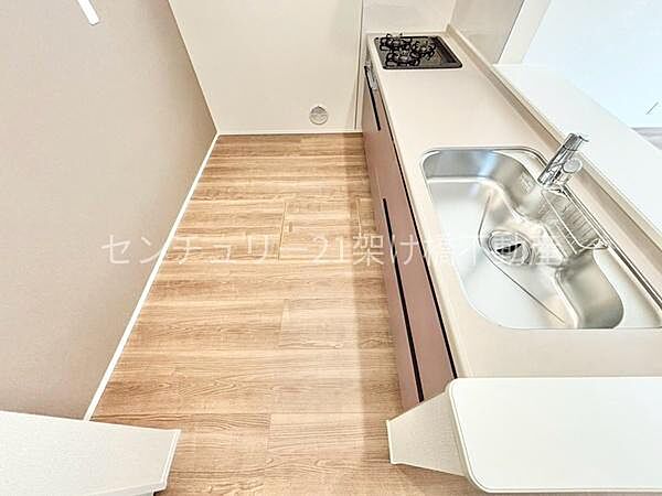 【システムキッチン】三口コンロ、グリル、浄水器付きシンクでお料理が捗ります。
