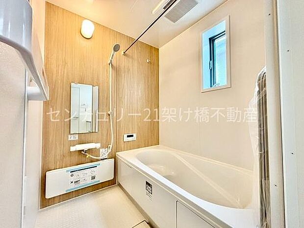 【浴室】窓があるので明るさや換気もバッチリです。