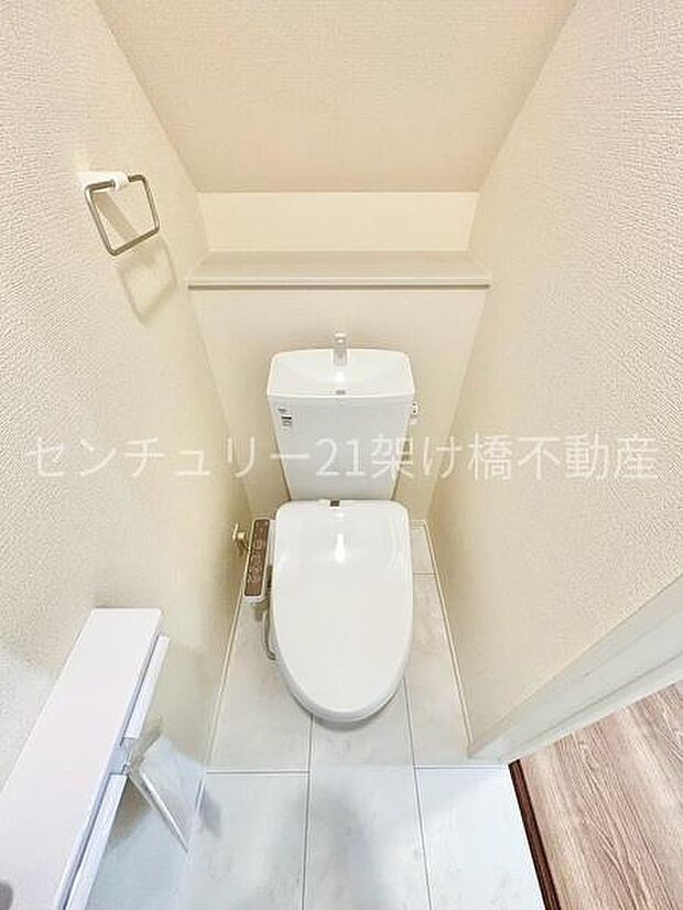 【1階　トイレ】温水洗浄便座で快適にお使いいただけます。