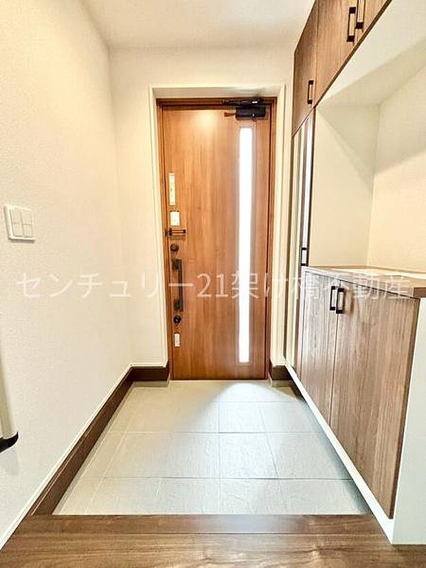 【玄関】採光面があり、明るい玄関です。飾り棚付きシューズボックス