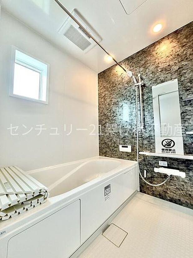 浴室窓があるので明るさや換気もバッチリです。