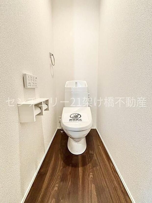 1階 トイレ温水洗浄便座で快適にお使いいただけます。