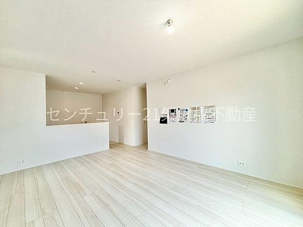 【ＬＤＫ　16．5帖】お料理をしながらダイニングを見渡せるLDK。広々明るいリビングです。