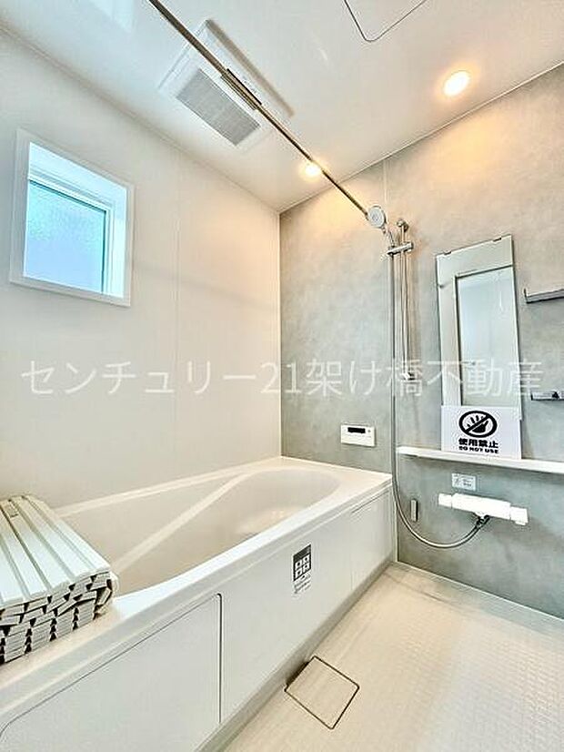 【浴室】窓があるので明るさや換気もバッチリです。
