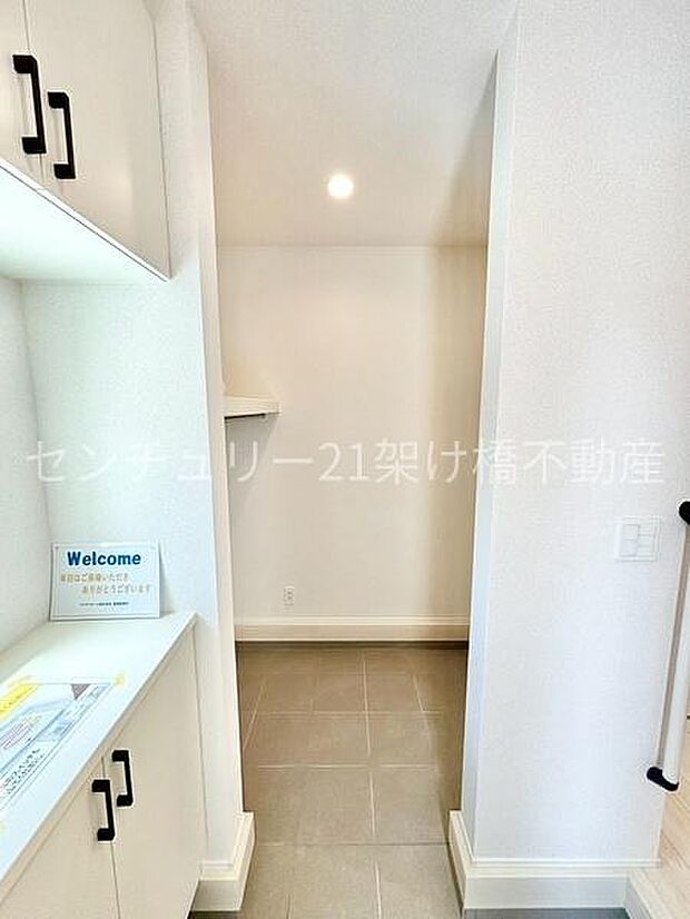 【土間収納】土汚れの気になるアウトドア用品なども収納可能です。