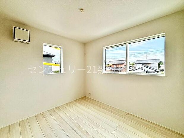 【2階　洋室　7．0帖】バルコニーに面した明るい洋室主寝室としてもおすすめ