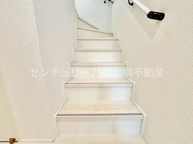 【階段】手すり付きの階段は小さなお子様やお年寄りのいるご家庭にも安心です