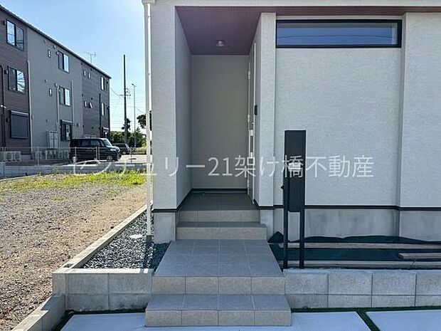 【玄関】屋根付きで雨の日にも安心です◎