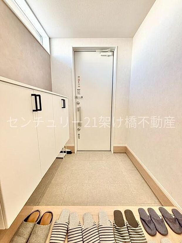 玄関入って右手にはシューズボックスがあります