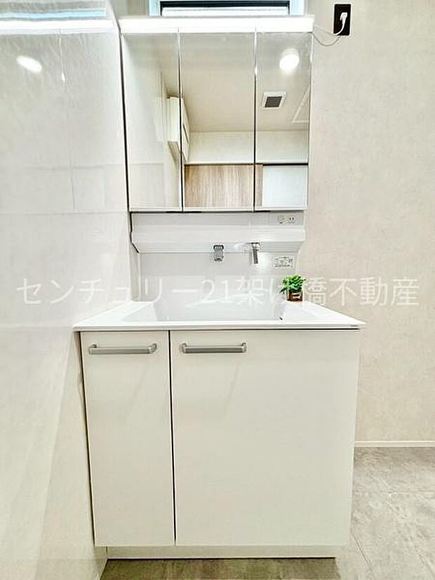 【洗面室】収納つきの独立洗面台となっております♪