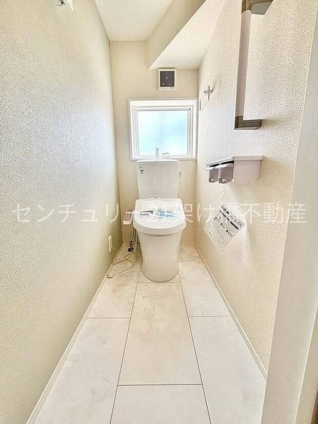 1階 トイレ温水洗浄便座で快適にお使いいただけます。