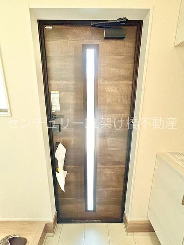 【玄関】採光面があり、明るい玄関です。飾り棚つきシューズボックス