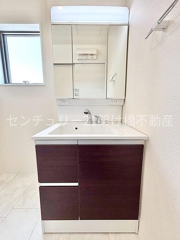 【洗面所】独立洗面台となっております。