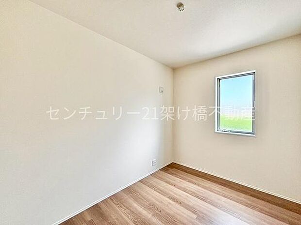 洋室　4．3帖採光面があり明るい洋室。