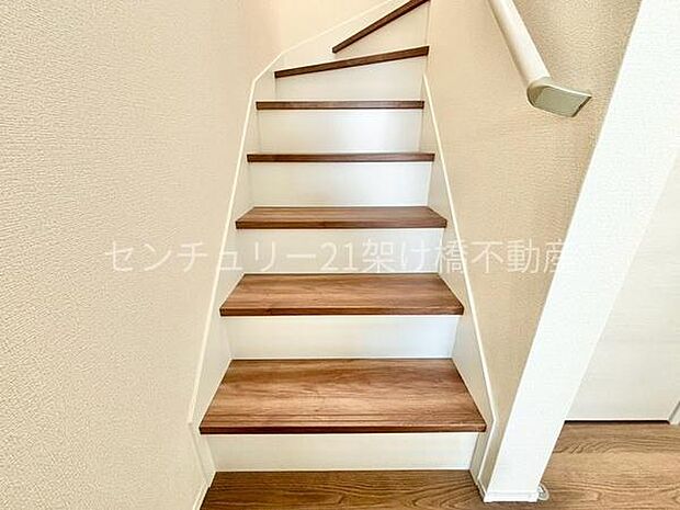 手すり付きの階段は小さなお子様やお年寄りのいるご家庭にも安心です。