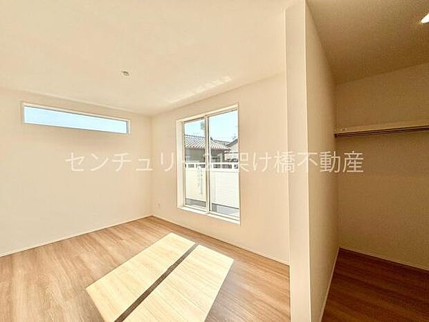 【2階7帖寝室】バルコニーに面した明るい寝室。