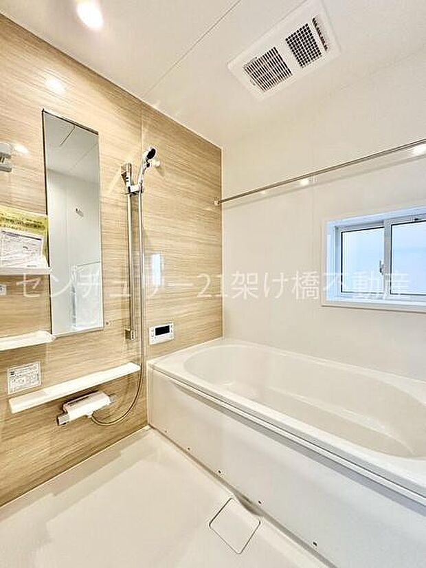 浴室窓があるので明るさや換気もバッチリです。